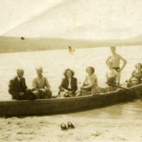 Sept personnes sur un bateau