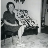 Hélène Gallant assise sur une chaise