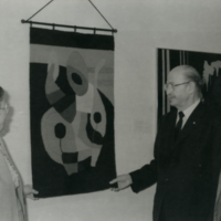 Hélène dans son exposition de tapis au Musée Acadien