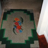 Un tapis avec un motif de fleurs