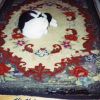 Un chat couché sur un tapis
