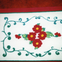 Un tapis avec un motif de fleurs