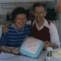 Hélène et Joseph Gallant avec le gâteau de celui-ci
