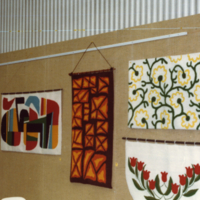 Plusieurs tapis accrochés sur un mur