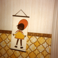 Un tapis avec un motif d'un personnage