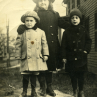 Une femme et deux enfants