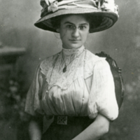 Femme avec chapeau