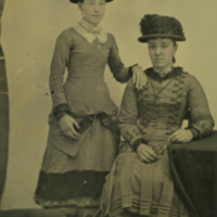 Mme Étienne Arsenault et une autre femme