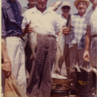 Six hommes et des poissons