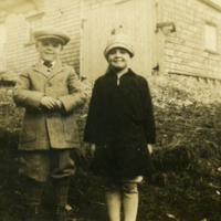 Deux enfants à l'extérieur
