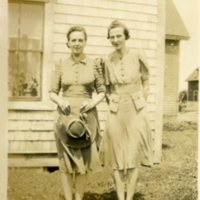 Celena et Bertha devant une maison
