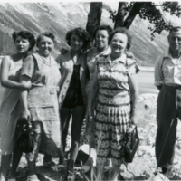 Un homme et cinq femmes devant un lac