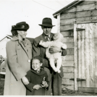 Un homme, une femme et deux enfants