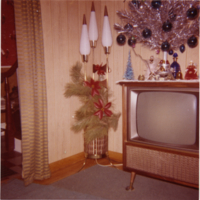 Une télévision et un sapin de Noël