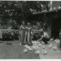 Un homme, trois femmes, deux enfants et des oiseaux