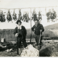 Deux hommes et des poulets