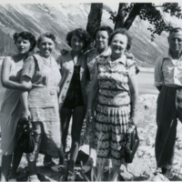 Un homme et cinq femmes devant un lac