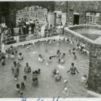 Des gens et une piscine