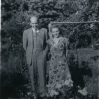 Un homme et une femme à l'extérieur