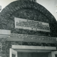 Un monument à la mémoire de l'Abbé Pierre P. Arsenault.
