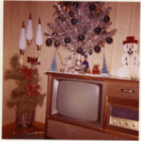 Un sapin de Noël sur une télévision