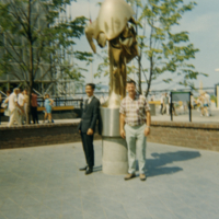 Deux hommes à côté d'une statue