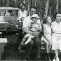 Deux hommes, une femme et deux enfants dans une forêt