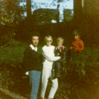 Un homme, une femme et deux enfants