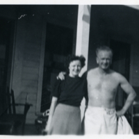 Un homme et une femme devant une maison