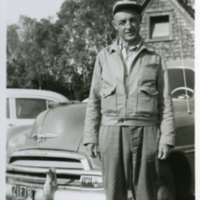 Un homme devant une voiture