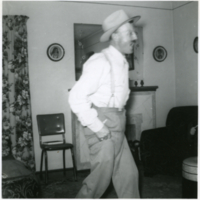 Un homme dans une maison