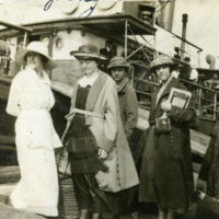 Cinq femmes devant un bateau