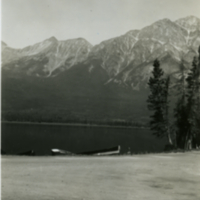 Une montagne à côté d'un lac