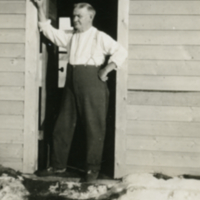 Un homme dans l'entrée d'un bâtiment