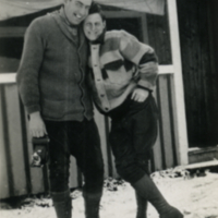 Un homme et une femme devant un bâtiment