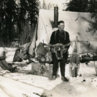 Un homme qui tient la tête d'un animal