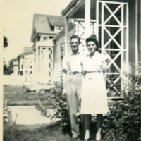 Un homme et une femme devant une maison