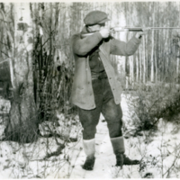 Un homme qui tire avec son fusil