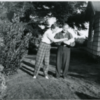 Un homme et une femme à l'extérieur d'une maison