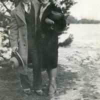 Un homme et une femme devant un arbre