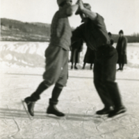 Deux hommes qui patinent