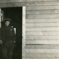 Un homme est à l'entrée d'une maison