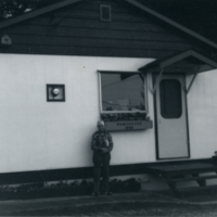 Un homme devant une maison
