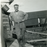 Un homme sur le perron d'une maison