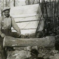 Un homme qui sculte du bois