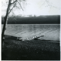 Un quai et un lac