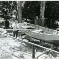 Un homme et un bateau en construction