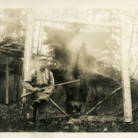 Un homme avec une peau d'ours