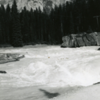 Une rivière et des montagnes