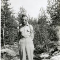 Un homme dans une forêt